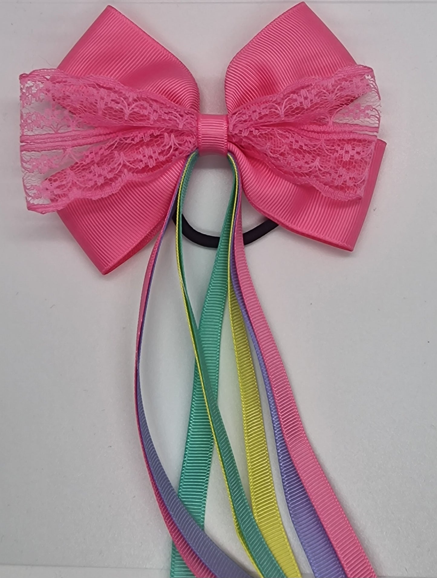 Ribbon bow with streamers