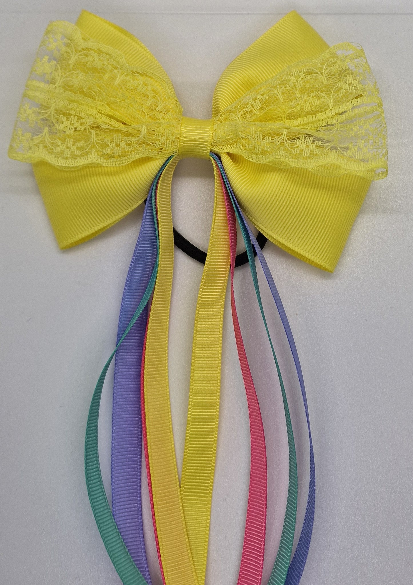 Ribbon bow with streamers
